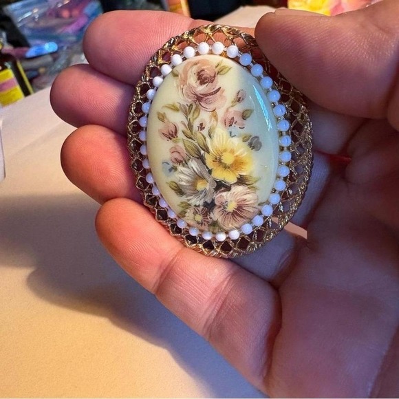 Floral cameo broach - Picture 2 of 7